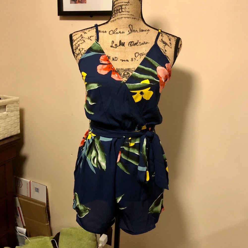 🍃1 LEFT M🎉3 for $20💕NWT Navy Trop Belted Romper - Picture 3 of 12